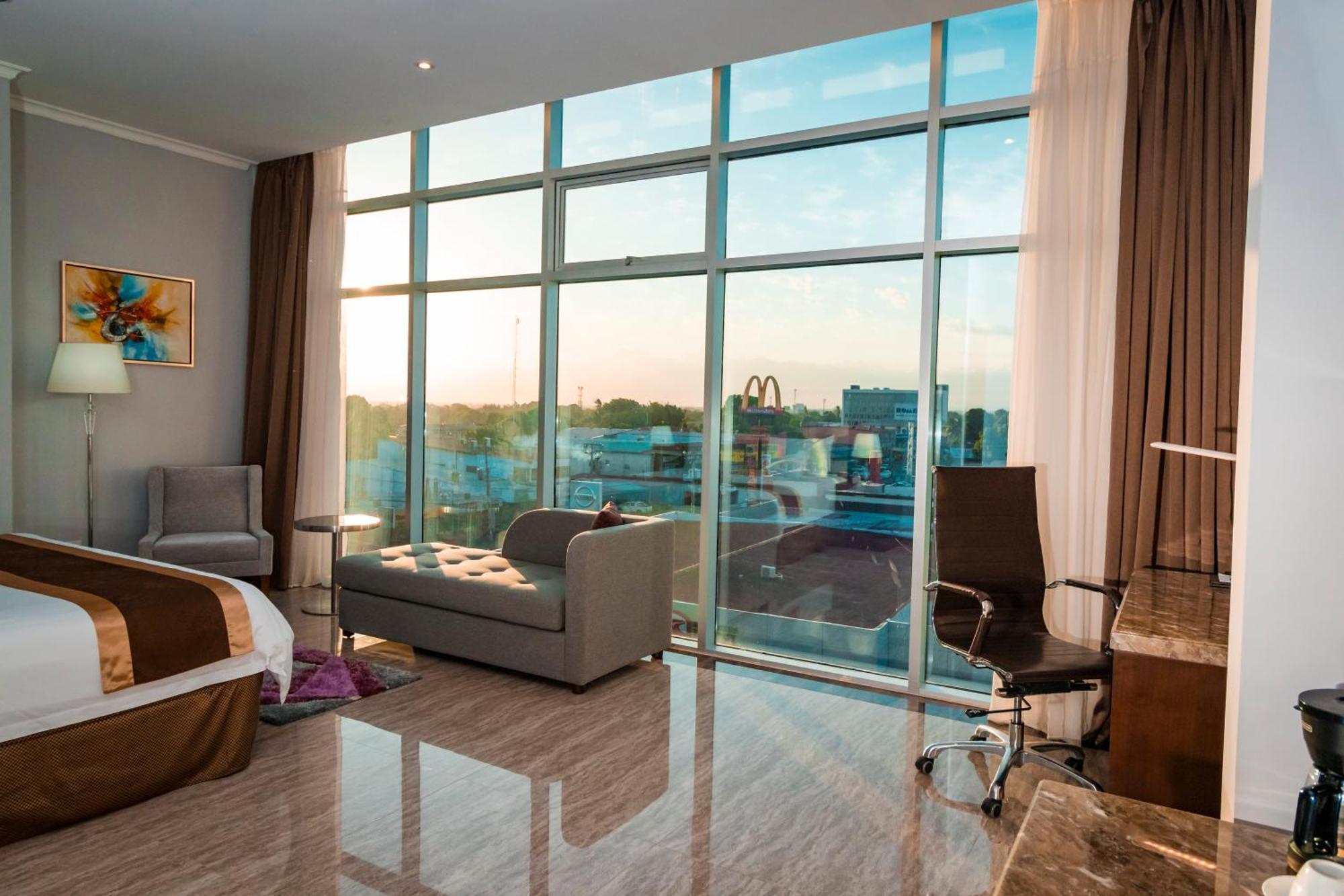 Plaza Hotel&suites Hotel