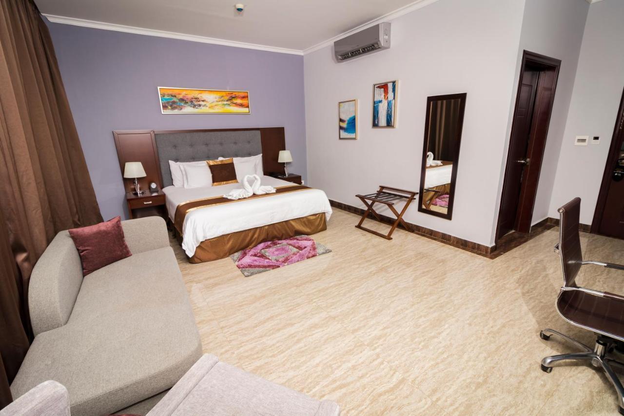 Plaza Hotel&suites Hotel